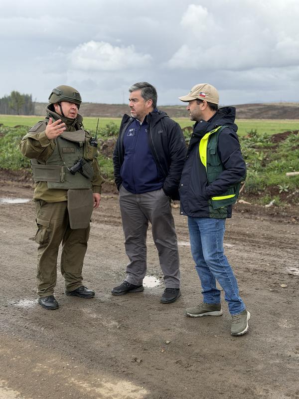 Personal de Carabineros y autoridades realizando control vehicular a camiones de carga forestal en la provincia de Malleco