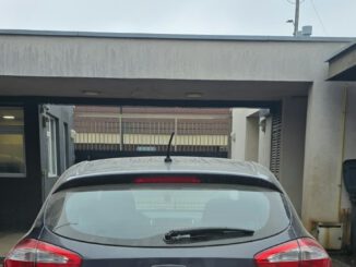 Personal de la PDI inspecciona vehículo recuperado en el centro de Angol tras robo en la Región del Maule
