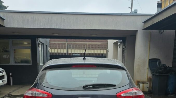 Personal de la PDI inspecciona vehículo recuperado en el centro de Angol tras robo en la Región del Maule