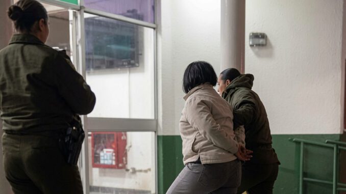 Personal de Carabineros durante operativo tras robo de vehículo en Padre Las Casas