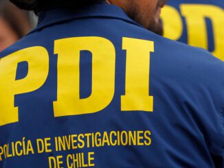 Detective de la PDI realizando un procedimiento policial de detención en la zona de Villarrica