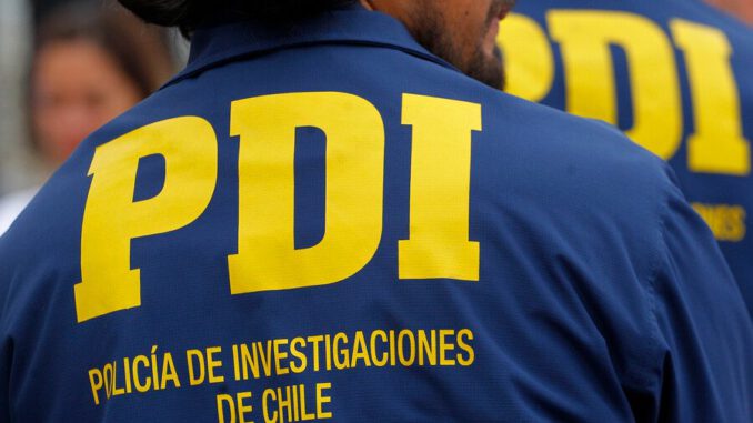 Detective de la PDI realizando un procedimiento policial de detención en la zona de Villarrica