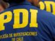 Detective de la PDI realizando un procedimiento policial de detención en la zona de Villarrica