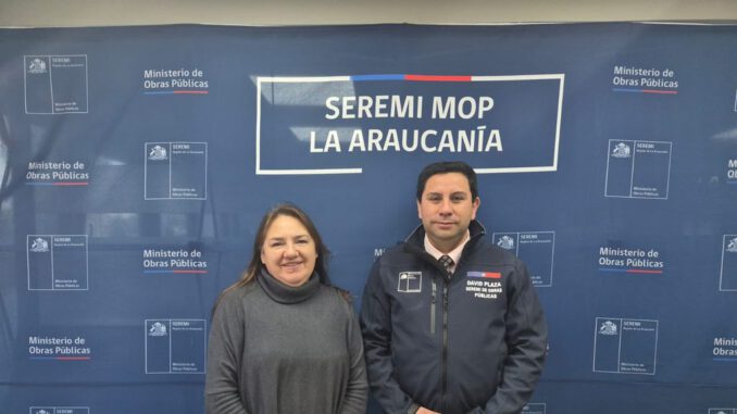 Diputada Flor Contreras junto al Seremi de Obras Públicas revisando proyectos de infraestructura en La Araucanía