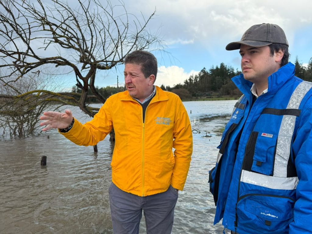 El diputado Eduardo Cretton recorriendo zonas afectadas por inundaciones y trabajando en terreno junto a agricultores.