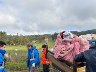 El diputado Eduardo Cretton recorriendo zonas afectadas por inundaciones y trabajando en terreno junto a agricultores.