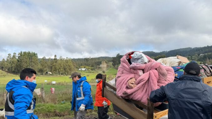 El diputado Eduardo Cretton recorriendo zonas afectadas por inundaciones y trabajando en terreno junto a agricultores.