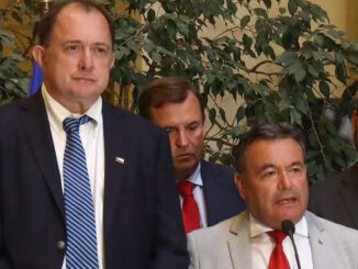 Diputado Juan Carlos Beltrán junto a autoridades discutiendo presupuesto de vivienda para combatir la crisis habitacional