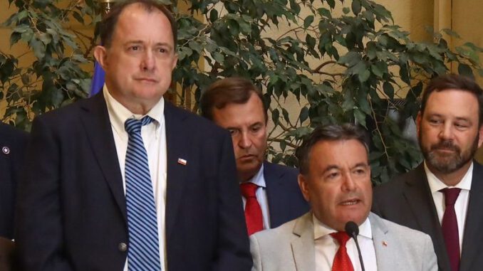 Diputado Juan Carlos Beltrán junto a autoridades discutiendo presupuesto de vivienda para combatir la crisis habitacional