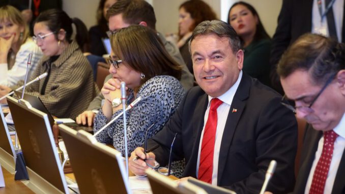 Diputado Juan Carlos Beltrán en el Congreso durante la discusión sobre las facultades de las Fuerzas Armadas