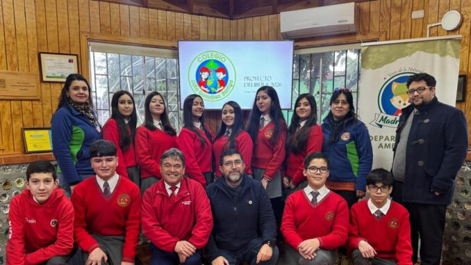 El diputado Juan Carlos Beltrán conversando con estudiantes del Colegio Lidia González Barriga en Collipulli