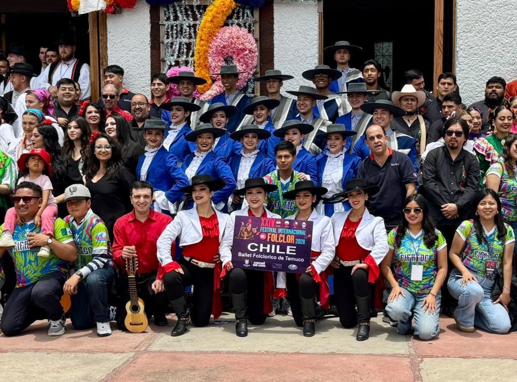 Elenco del Ballet Folclórico de Temuco BAFOTE actuando en el festival internacional de México