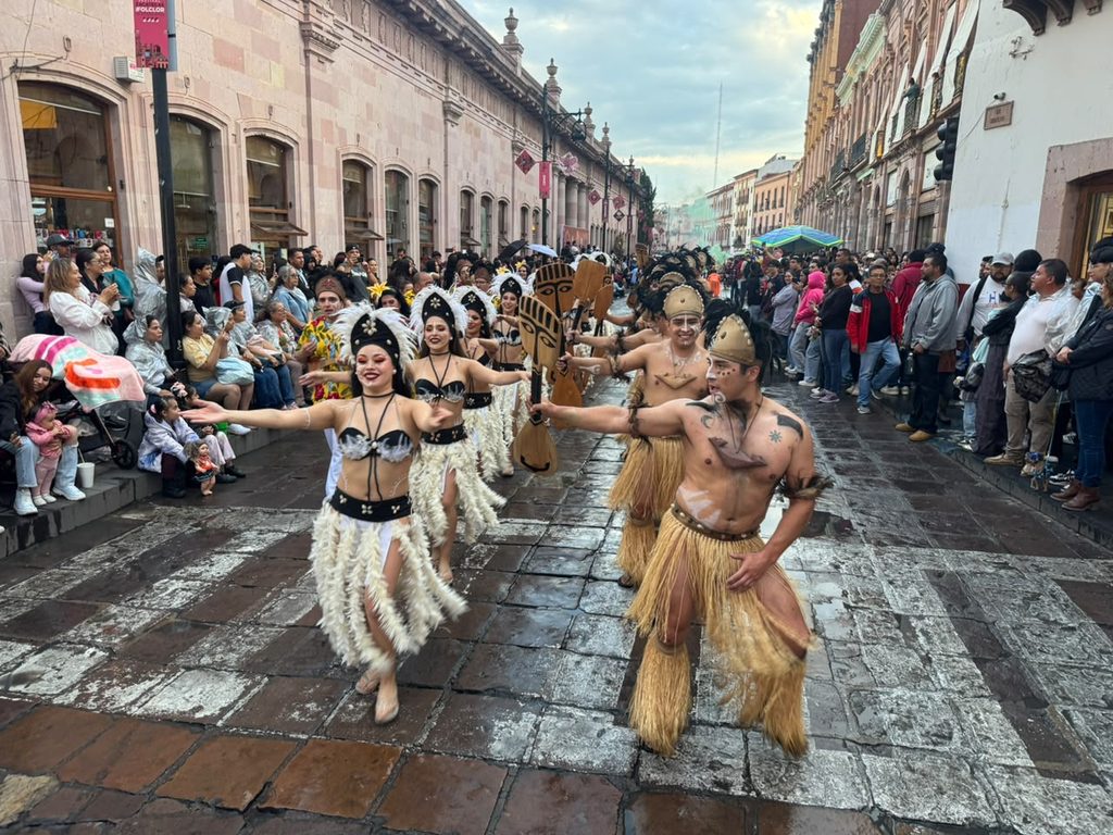 Elenco del Ballet Folclórico de Temuco BAFOTE actuando en el festival internacional de México