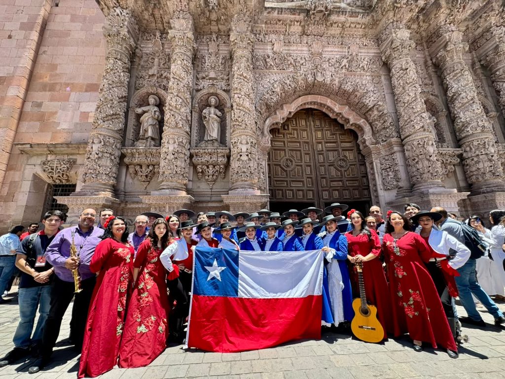 Elenco del Ballet Folclórico de Temuco BAFOTE actuando en el festival internacional de México