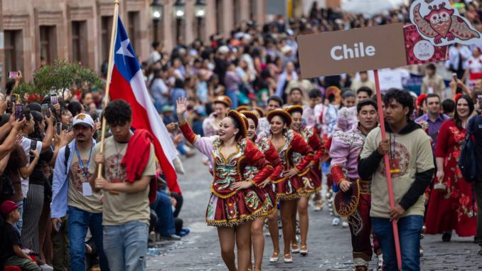 Elenco del Ballet Folclórico de Temuco BAFOTE actuando en el festival internacional de México