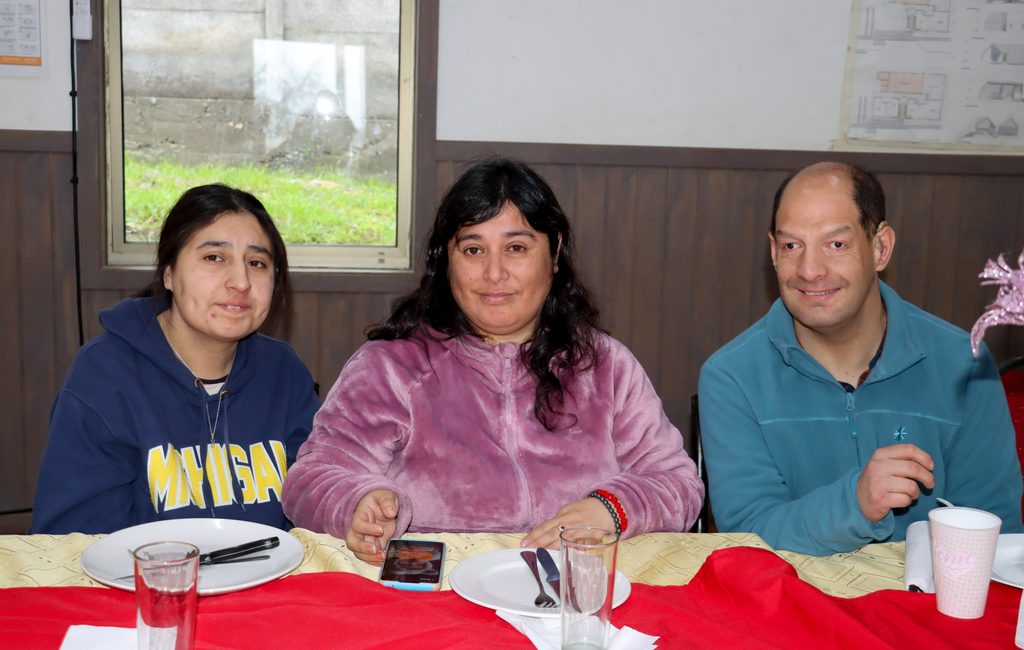 Socios y autoridades durante el almuerzo de camaradería por el 44 aniversario del Club de Discapacitados de Villarrica