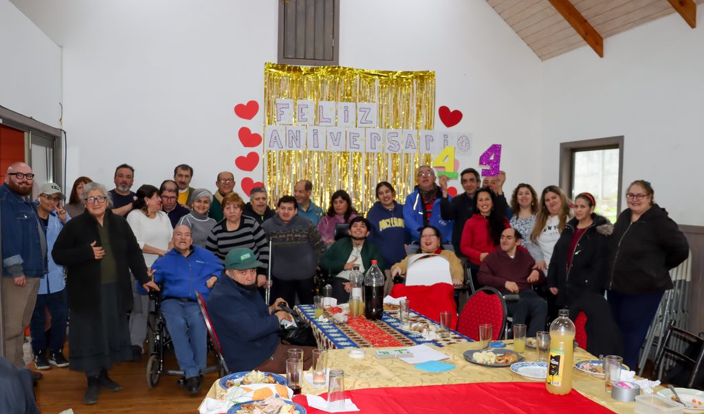 Socios y autoridades durante el almuerzo de camaradería por el 44 aniversario del Club de Discapacitados de Villarrica