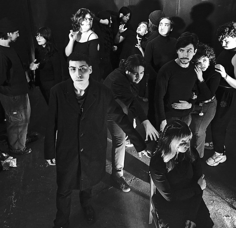 Elenco del Colectivo Experimental Trémula preparando la obra de teatro Jaimet en Temuco