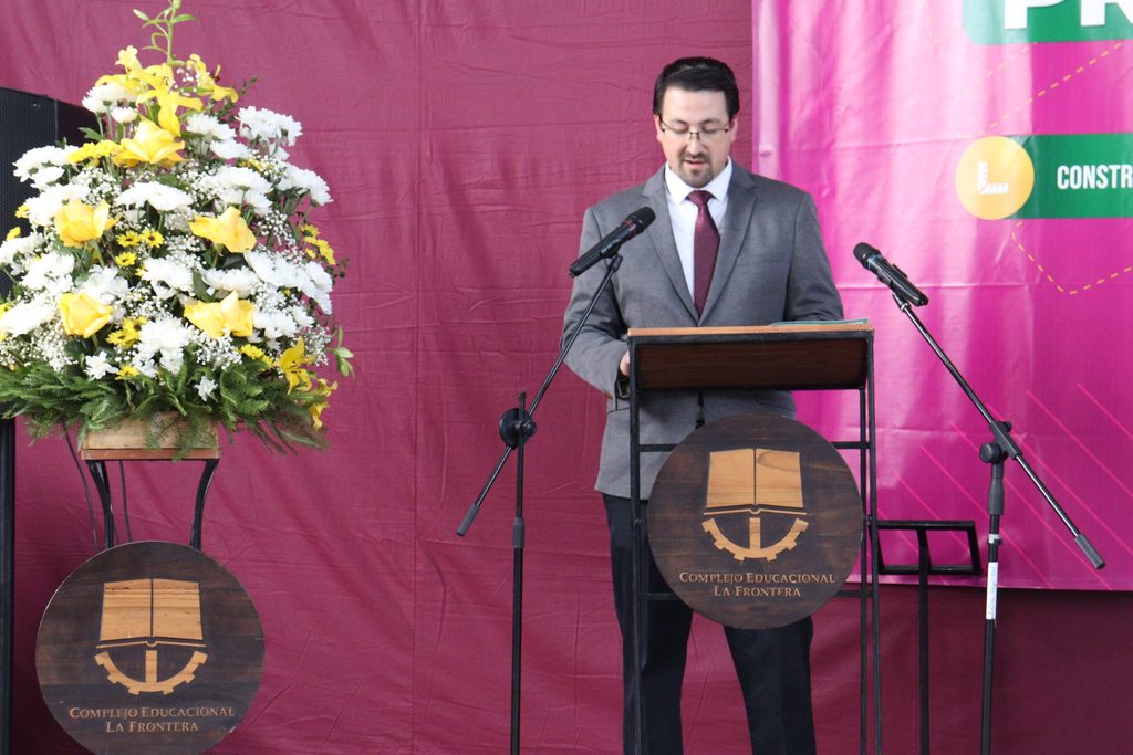 Estudiantes y autoridades en la inauguración de la Feria Técnico-Profesional en el Complejo Educacional La Frontera en Temuco.