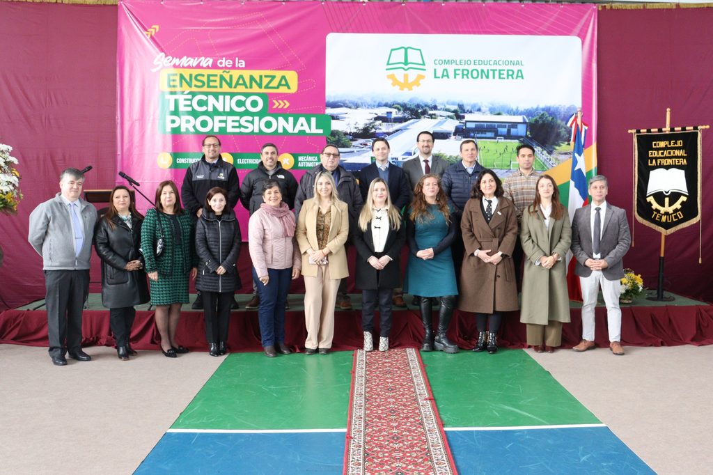 Estudiantes y autoridades en la inauguración de la Feria Técnico-Profesional en el Complejo Educacional La Frontera en Temuco.