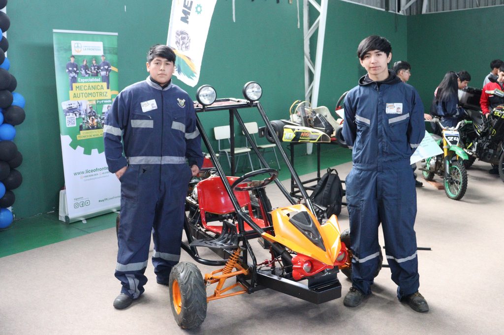 Estudiantes y autoridades en la inauguración de la Feria Técnico-Profesional en el Complejo Educacional La Frontera en Temuco.