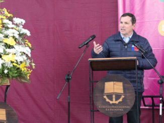 Estudiantes y autoridades en la inauguración de la Feria Técnico-Profesional en el Complejo Educacional La Frontera en Temuco.