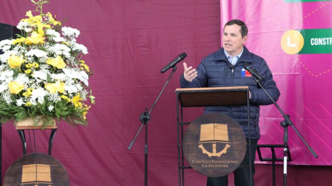 Estudiantes y autoridades en la inauguración de la Feria Técnico-Profesional en el Complejo Educacional La Frontera en Temuco.