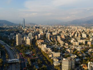 Edificio moderno de inversiones inmobiliarias en una ciudad con horizonte financiero
