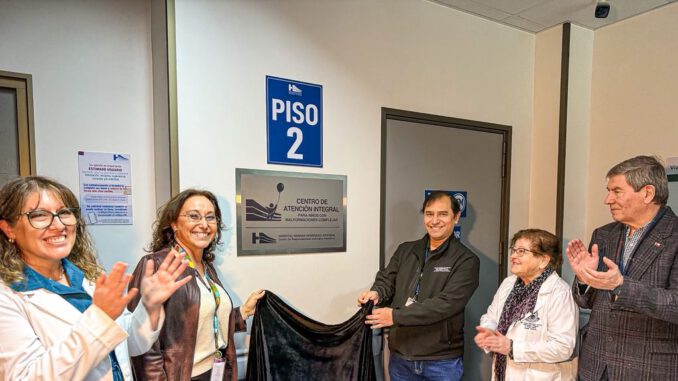 Personal médico y equipo multidisciplinario en el nuevo centro de atención para malformaciones congénitas del hospital de Temuco