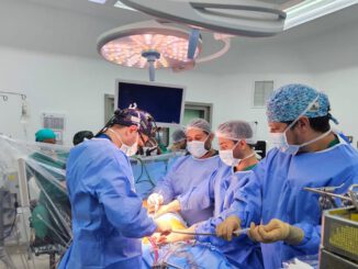 Equipo médico del Hospital Hernán Henríquez Aravena en pabellón de cirugía cardíaca