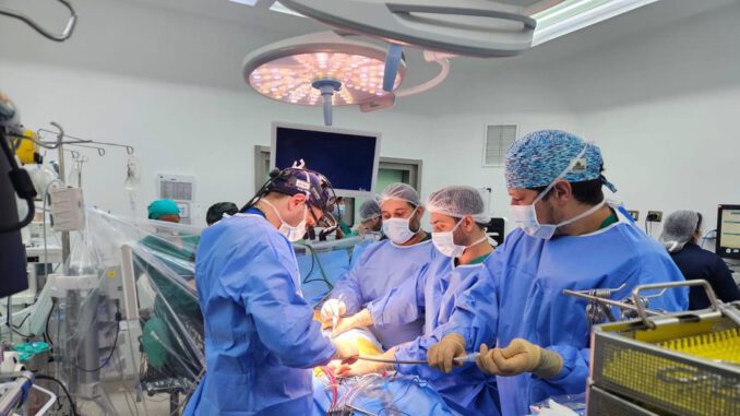 Equipo médico del Hospital Hernán Henríquez Aravena en pabellón de cirugía cardíaca