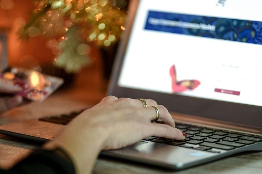 Personas comprando online durante un evento Cyber en Chile