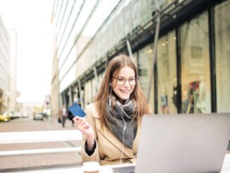 Personas comprando online durante un evento Cyber en Chile