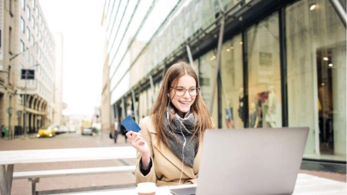 Personas comprando online durante un evento Cyber en Chile