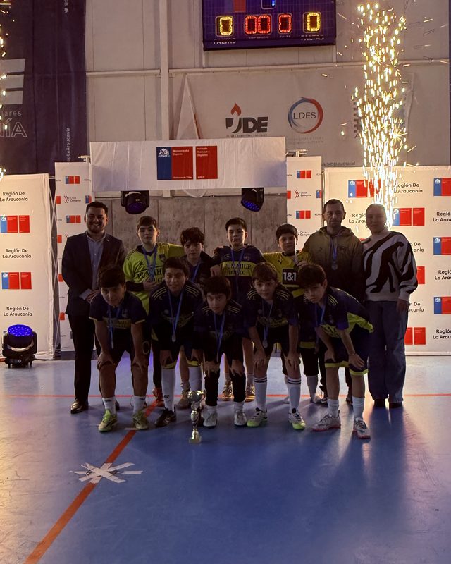 Estudiantes del Instituto Claret celebrando la obtención del campeonato regional de futsal sub 11 en el Polideportivo Rufino Bernedo.
