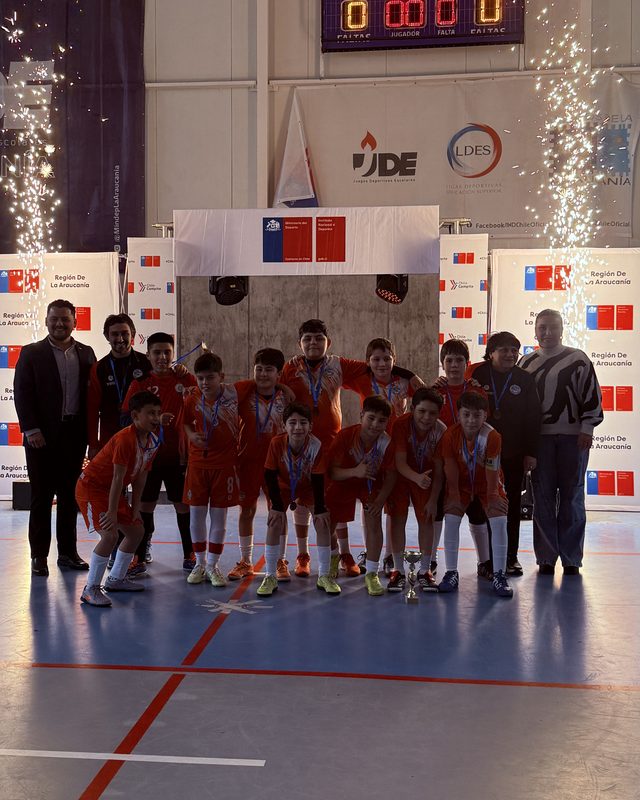 Estudiantes del Instituto Claret celebrando la obtención del campeonato regional de futsal sub 11 en el Polideportivo Rufino Bernedo.