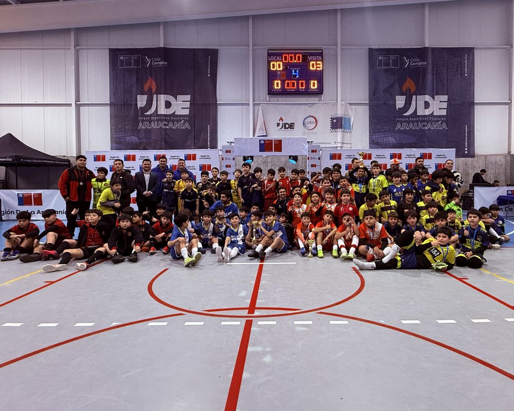Estudiantes del Instituto Claret celebrando la obtención del campeonato regional de futsal sub 11 en el Polideportivo Rufino Bernedo.
