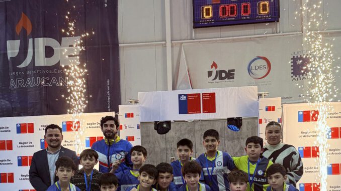 Estudiantes del Instituto Claret celebrando la obtención del campeonato regional de futsal sub 11 en el Polideportivo Rufino Bernedo.