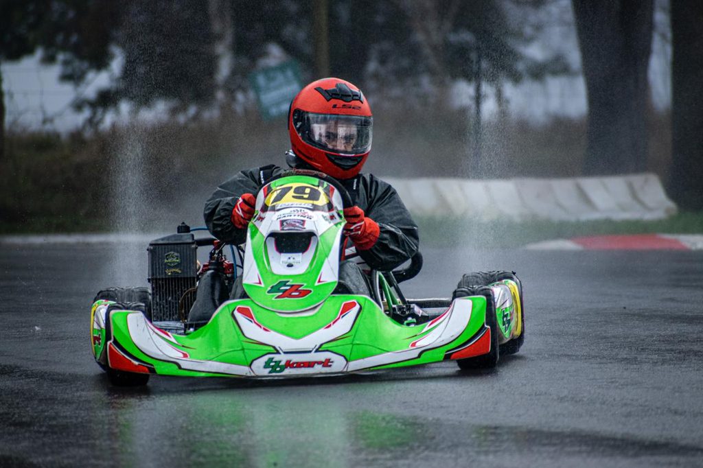 Pilotos de karting compitiendo en pista durante el campeonato regional en Temuco