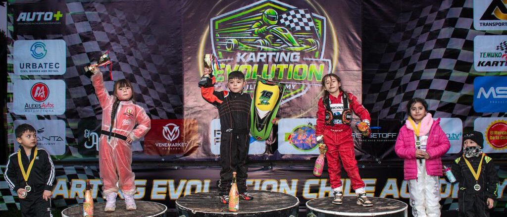 Pilotos de karting compitiendo en pista durante el campeonato regional en Temuco