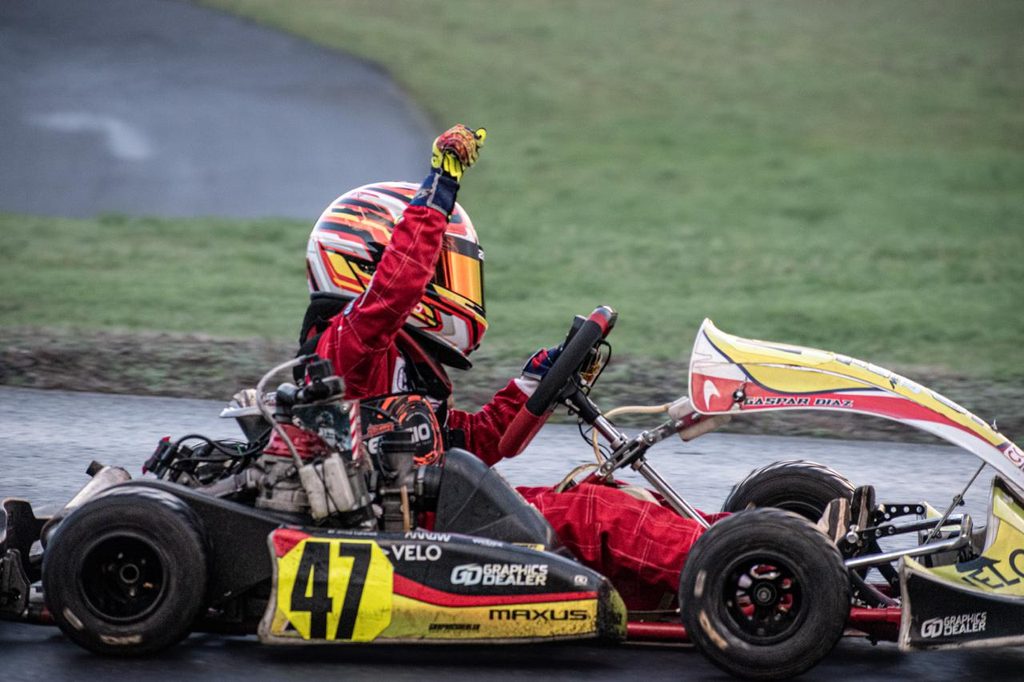 Pilotos de karting compitiendo en pista durante el campeonato regional en Temuco