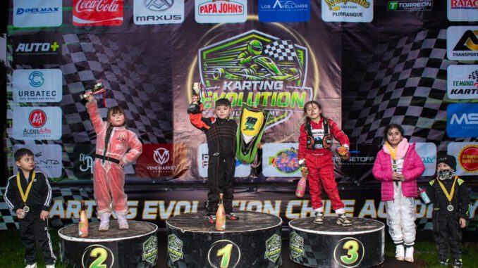 Pilotos de karting compitiendo en pista durante el campeonato regional en Temuco