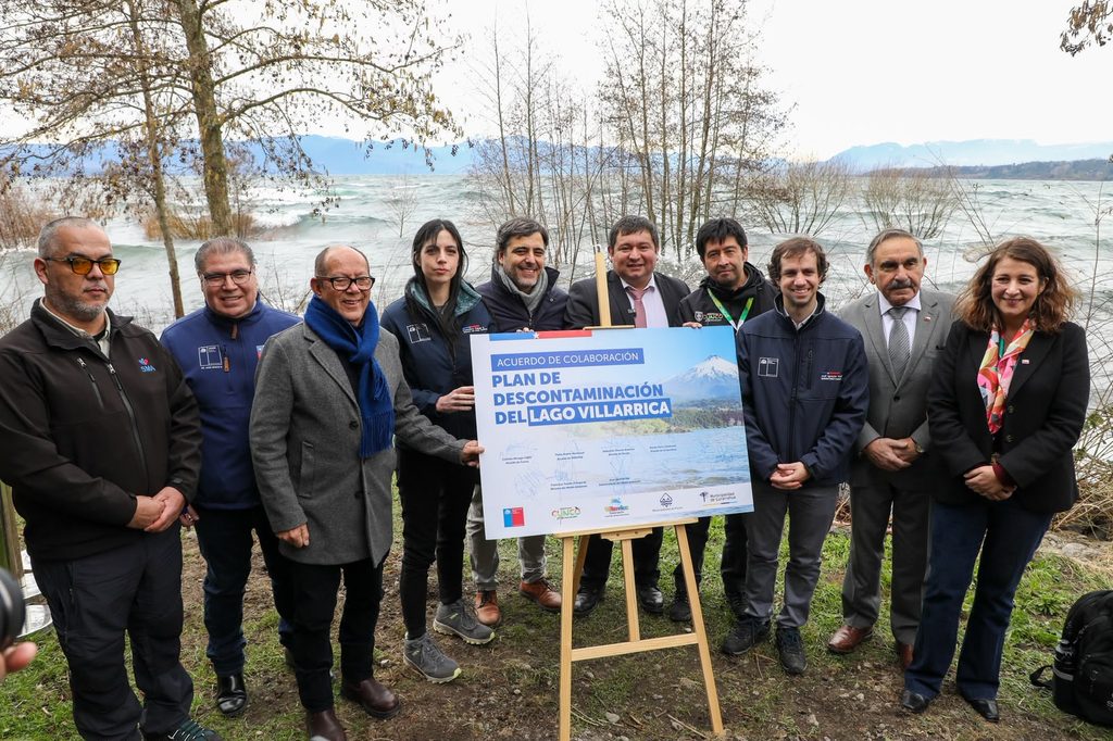 Autoridades y representantes vecinales durante la firma del compromiso para la recuperación ambiental del Lago Villarrica en Chile.