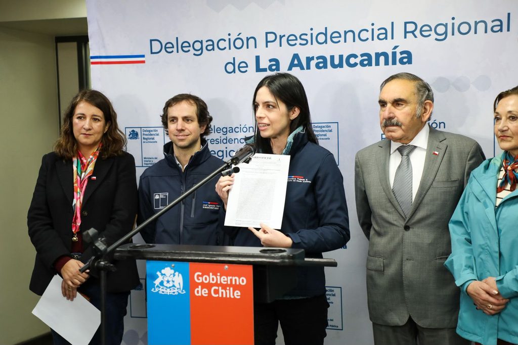 Autoridades y representantes vecinales durante la firma del compromiso para la recuperación ambiental del Lago Villarrica en Chile.