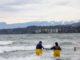 Autoridades y representantes vecinales durante la firma del compromiso para la recuperación ambiental del Lago Villarrica en Chile.