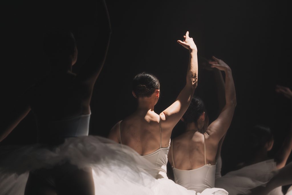 Bailarines de ballet clásico representando una escena en el escenario del Teatro Municipal de Temuco