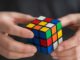 Competidores de speedcubing resolviendo cubos Rubik en el Gimnasio Olímpico UFRO en Temuco