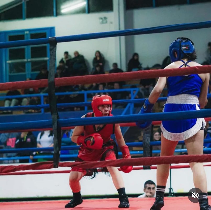 Elías Moreno, joven boxeador temuquense entrenando en el gimnasio