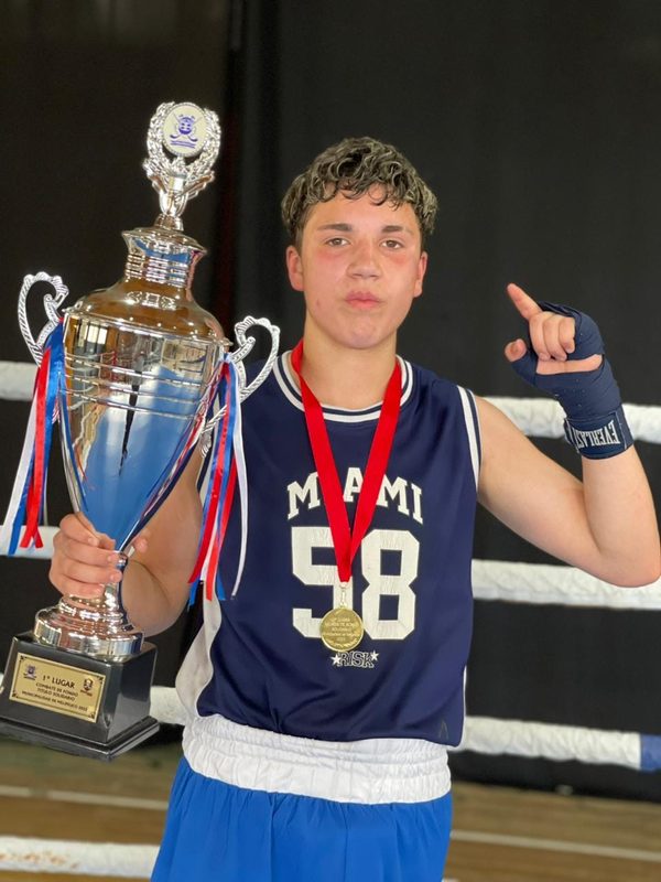 Elías Moreno, joven boxeador temuquense entrenando en el gimnasio