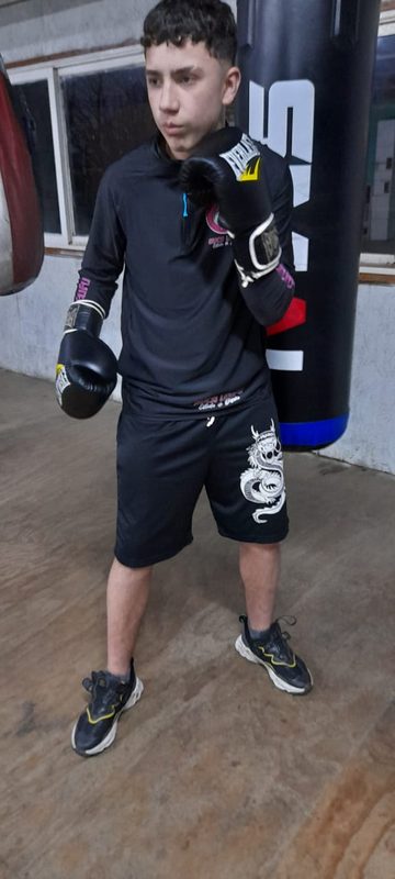 Elías Moreno, joven boxeador temuquense entrenando en el gimnasio